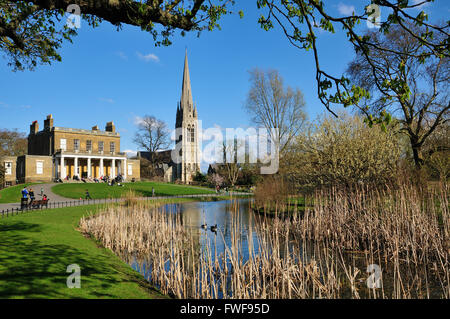 Clissold Park, Stoke Newington, Nord-London, mit Clissold House und St. Marys Kirche Stockfoto