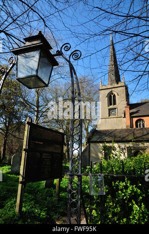 Der Eingang zur St. Mary's alten Kirche, in der Church Street, Stoke Newington, London Großbritannien Stockfoto