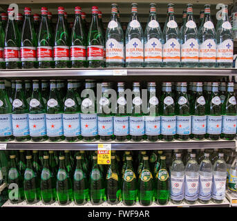 Reihen von Namen Marke Sekt Mineralwasser in den Supermarkt-Regalen. Stockfoto