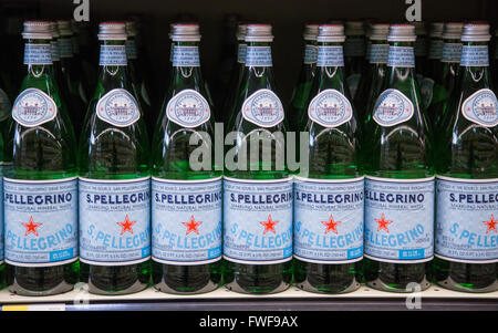 Eine Reihe von San Pellegrino Flaschen auf einem Supermarkt-Regal. Stockfoto