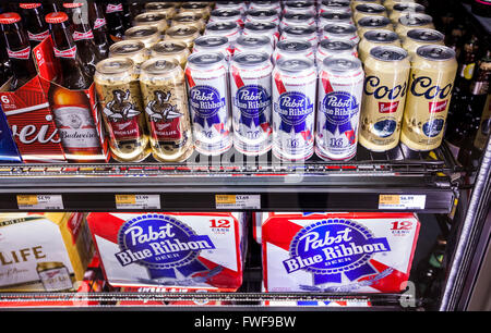 Regalen der six-Pack American made einheimisches Bier im Kühlschrank Fall einer Filiale. Stockfoto