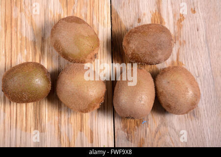 Frische Bio Kiwis auf einer Tischplatte Stockfoto