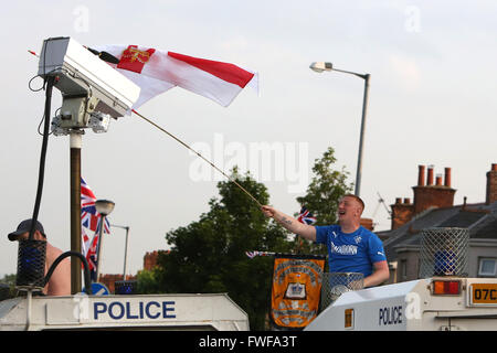 Bewaffnete Polizisten beobachten Loyalisten während der Schwierigkeiten im Norden Belfast nach einem anhaltenden Angriff auf Polizei im Bereich Woodvale Stockfoto