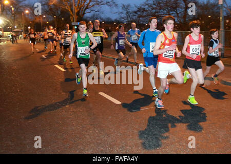 Queens University Belfast 5k run um den Fluss Lagan, Belfast, 2015. SPORT, LAUFEN, FITNESS, 5K, BELFAST, NORDIRLAND, VEREINIGTES KÖNIGREICH Stockfoto