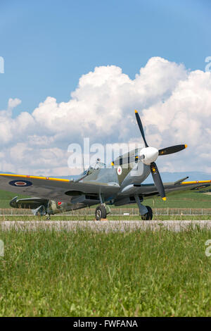 Supermarine Spitfire HF8C (Mk.8, Mk VIII) ikonische britische Weltkrieg Kämpfer Flugzeug D-FEUR Stockfoto