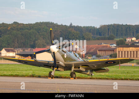 Supermarine Spitfire HF8C (Mk.8, Mk VIII) ikonische britische Weltkrieg Kämpfer Flugzeug D-FEUR Stockfoto