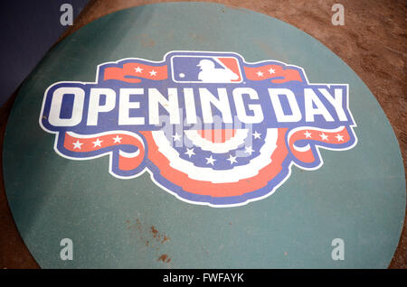 Milwaukee, WI, USA. 4. April 2016. Einen Überblick über die Öffnung Tag auf Deck Kreis vor dem Eröffnungsspiel der MLB Saison 2016 zwischen den San Francisco Giants und den Milwaukee Brewers in Milwaukee, Wisconsin. Ricky Bassman/CSM/Alamy Live-Nachrichten Stockfoto
