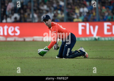 Kolkata, Indien. 3. April 2016. England Wicketwächter Jos Buttler bei ICC World T20 Finale übereinstimmen. West Indies schlagen England mit vier Wickets in ICC T20 Finale in Eden Gärten, Kolkata. England zuerst geschlagen und erzielte 155 für 9 Wickets mit Hilfe von Wurzeln halben Jahrhundert. Verfolgt das Ziel, die West Indies gewinnen das Spiel zwei liefert nach links und vier Wickets in der hand. Samuel Gäste herrliche 85 und Brathwaite erzielte nicht aus 34. Samuel schnappt sich des Spielers des Spiels gewählt und Indiens Virat Kohli erhalten Spieler Spieler der Turniere. © Saikat Paul/Pacific Press/Alamy Live-Nachrichten Stockfoto