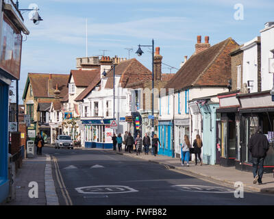 Whitstable, Kent, UK. 4. April 2016. Die Sonne Illumnates die weißen Fassaden High Street. Whitstable ist berühmt für Austern, die in der Gegend seit der Römerzeit gesammelt wurden. Bildnachweis: CBCK-Christine/Alamy Live-Nachrichten Stockfoto