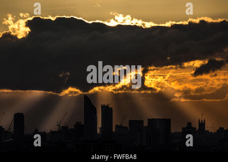 London, UK. 4. April 2016. UK-Wetter: Dramatische Lichtstrahl Sonnenuntergang über Londons einschließlich Strata SE1 Wohn-Wolkenkratzer bauen Kredit: Guy Corbishley/Alamy Live News Stockfoto