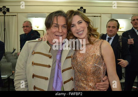 Neapel, Italien. 17. März 2016. Veronica Maya, italienischen Showgirl (R) während Alessio Visone Kermesse im Circolo dei Canottieri in Neapel. © Angela Acanfora/Pacific Press/Alamy Live-Nachrichten Stockfoto