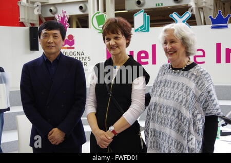 (160404)--BOLOGNA, 4. April 2016 (Xinhua)--chinesische Schriftsteller Cao Wenxuan (L) besucht die Verleihung des Hans Christian Andersen-Preis 2016 um die Bologna Kinderbuchmesse in Bologna, Italien, am 4. April 2016. Chinesische Kinder-Fiction-Autor Cao Wenxuan am Montag gewann Hans Christian Andersen-Preis 2016 um die Bologna Kinderbuchmesse in Italien, der erste chinesische Schriftsteller immer gewinnen und die höchste internationale Anerkennung Autor und Illustrator von Kinderbüchern nominiert. (Xinhu/Sun Yue) Stockfoto