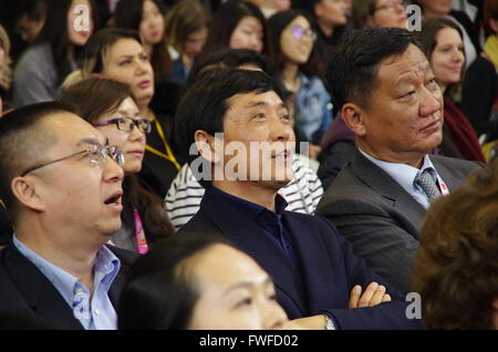 (160404)--BOLOGNA, 4. April 2016 (Xinhua)--chinesische Schriftsteller Cao Wenxuan (C) wartet auf die Ankündigung des Hans Christian Andersen-Preis 2016 um die Bologna Kinderbuchmesse in Bologna, Italien, am 4. April 2016. Chinesische Kinder-Fiction-Autor Cao Wenxuan am Montag gewann Hans Christian Andersen-Preis 2016 um die Bologna Kinderbuchmesse in Italien, der erste chinesische Schriftsteller immer gewinnen und die höchste internationale Anerkennung Autor und Illustrator von Kinderbüchern nominiert. (Xinhu/Sun Yue) Stockfoto