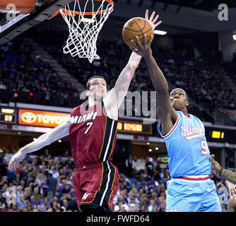 Sacramento, CA, USA. 1. April 2016. Sacramento Kings Guard Rajon Rondo (9) geht letzten Miami Heat-Guard Goran Dragic (7) mit dem Versuch auf dem reverse Layup. Sacramento Könige gegen die Miami Hitze am Freitag, April1, 2016 um Schlaf Zug Arena im Sakrament, Kalifornien © Hector Amezcua/Sacramento Bee/ZUMA Draht/Alamy Live-Nachrichten Stockfoto