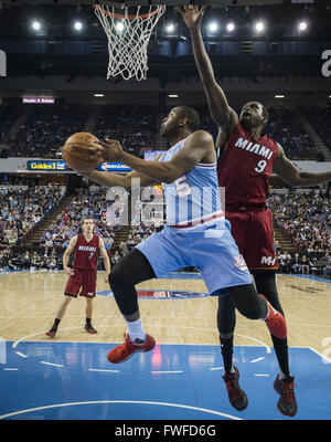 Sacramento, CA, USA. 1. April 2016. Sacramento Kings Guard James Anderson (5) macht einen Korb gegen Miami Heat forward Luol Deng (9) am Freitag, April1, 2016 um schlafen Zug Arena im Sakrament, Kalifornien © Hector Amezcua/Sacramento Bee/ZUMA Draht/Alamy Live News Stockfoto