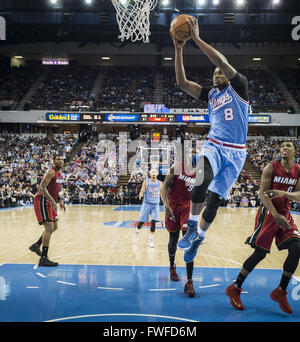 Sacramento, CA, USA. 1. April 2016. Sacramento Kings vorwärts Rudy Gay (8) einen Korb gegen die Miami Heat dunks auf Freitag, April1, 2016 um schlafen Zug Arena im Sakrament, Kalifornien © Hector Amezcua/Sacramento Bee/ZUMA Draht/Alamy Live News Stockfoto