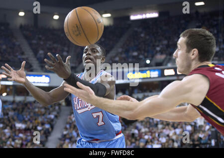 Sacramento, CA, USA. 1. April 2016. Sacramento Kings guard Darren Collison (7) und Miami Heat-Guard Goran Dragic (7) für eine lockere Kugel im 4. Quartal Aktion erreichen. Sacramento Könige gegen die Miami Hitze am Freitag, April1, 2016 um Schlaf Zug Arena im Sakrament, Kalifornien © Hector Amezcua/Sacramento Bee/ZUMA Draht/Alamy Live-Nachrichten Stockfoto