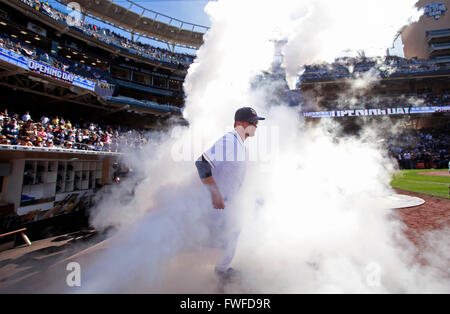 San Diego, CA, USA. 24. März 2016. SAN DIEGO, CA - 4. APRIL 2015 - | San Diego Padres-Manager Andy Green nimmt das Feld vor einem Eröffnungstag Spiel gegen die Dodgers im Petco Park. | (K.c. Alfred / San Diego Union-Tribune © K.C. Alfred/U-T San Diego/ZUMA Draht/Alamy Live News Stockfoto