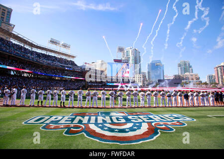 San Diego, CA, USA. 24. März 2016. SAN DIEGO, CA - 4. APRIL 2015 - | Die San Diego Padres anhören die Nationalhymne vor einer Öffnung Tag Spiel gegen die Dodgers im Petco Park. | (K.c. Alfred / San Diego Union-Tribune © K.C. Alfred/U-T San Diego/ZUMA Draht/Alamy Live News Stockfoto