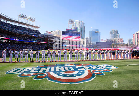 San Diego, CA, USA. 24. März 2016. SAN DIEGO, CA - 4. APRIL 2015 - | Die San Diego Padres anhören die Nationalhymne vor einer Öffnung Tag Spiel gegen die Dodgers im Petco Park. | (K.c. Alfred / San Diego Union-Tribune © K.C. Alfred/U-T San Diego/ZUMA Draht/Alamy Live News Stockfoto