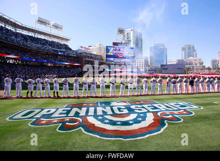 San Diego, CA, USA. 24. März 2016. SAN DIEGO, CA - 4. APRIL 2015 - | Die San Diego Padres anhören die Nationalhymne vor einer Öffnung Tag Spiel gegen die Dodgers im Petco Park. | (K.c. Alfred / San Diego Union-Tribune © K.C. Alfred/U-T San Diego/ZUMA Draht/Alamy Live News Stockfoto
