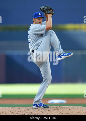 San Diego, CA, USA. 24. März 2016. SAN DIEGO, CA - 4. APRIL 2015 - | Dodgers Clayton Kershaw Stellplätze gegen die Padres am Eröffnungstag im Petco Park. | (K.c. Alfred / San Diego Union-Tribune © K.C. Alfred/U-T San Diego/ZUMA Draht/Alamy Live News Stockfoto