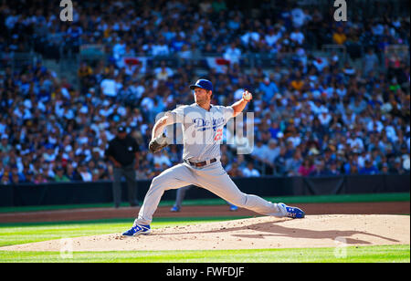 San Diego, CA, USA. 24. März 2016. SAN DIEGO, CA - 4. APRIL 2015 - | Dodgers Clayton Kershaw Stellplätze gegen die Padres am Eröffnungstag im Petco Park. | (K.c. Alfred / San Diego Union-Tribune © K.C. Alfred/U-T San Diego/ZUMA Draht/Alamy Live News Stockfoto