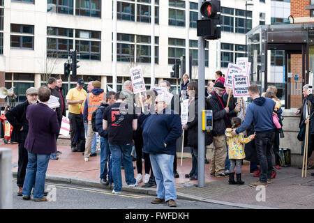 Cardiff, Wales, UK. 4. April 2016. Stahlarbeiter von Tata Steel protest außerhalb der Nationalversammlung von Wales, Cardiff, UK. 4. April 2016. Bildnachweis: Amonochromedream.com/Alamy Live-Nachrichten Stockfoto