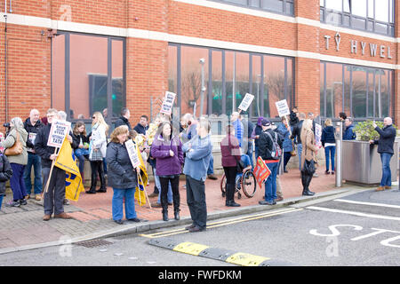 Cardiff, Wales, UK. 4. April 2016. Stahlarbeiter von Tata Steel protest außerhalb der Nationalversammlung von Wales, Cardiff, UK. 4. April 2016. Bildnachweis: Amonochromedream.com/Alamy Live-Nachrichten Stockfoto