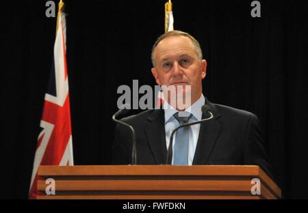 Wellington, Neuseeland. 5. April 2016. Neuseelands Premierminister John Key befasst sich mit eine Pressekonferenz in Wellington, der Hauptstadt von Neuseeland, 5. April 2016. Die neuseeländische Regierung ist ehemaliger Premierminister Helen Clark für das Amt des Generalsekretärs der Vereinten Nationen, Nominierung, John Key sagte am Dienstag. Bildnachweis: Su Liang/Xinhua/Alamy Live-Nachrichten Stockfoto