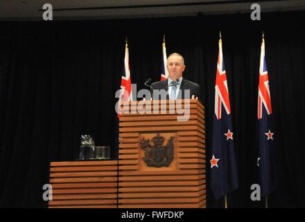 Wellington, Neuseeland. 5. April 2016. Neuseelands Premierminister John Key befasst sich mit eine Pressekonferenz in Wellington, der Hauptstadt von Neuseeland, 5. April 2016. Die neuseeländische Regierung ist ehemaliger Premierminister Helen Clark für das Amt des Generalsekretärs der Vereinten Nationen, Nominierung, John Key sagte am Dienstag. Bildnachweis: Su Liang/Xinhua/Alamy Live-Nachrichten Stockfoto