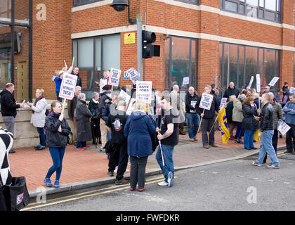 Cardiff, Wales, UK. 4. April 2016. Stahlarbeiter von Tata Steel protest außerhalb der Nationalversammlung von Wales, Cardiff, UK. 4. April 2016. Bildnachweis: Amonochromedream.com/Alamy Live-Nachrichten Stockfoto