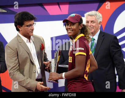 Kolkata, Indien. 3. April 2016. West Indies Hayley Mathews erhält Spieler das Match Trophy von Sourav Ganguly. West Indies gewinnt mit drei Lieferungen zu ersparen. Die 18-j hrige Hayley Matthews zerschlagen 66 aus 45 Kugeln und Skipper Stafanie Taylor 59 aus 57 Kugeln bringt den Sieg für Westindien. Matthews gewinnt Spieler des endgültigen Preises während Taylor zugesprochen Spieler des Turniers. © Saikat Paul/Pacific Press/Alamy Live-Nachrichten Stockfoto