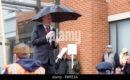 Cardiff, Wales, UK. 4. April 2016. Stahlarbeiter von Tata Steel protest außerhalb der Nationalversammlung von Wales, Cardiff, UK. 4. April 2016. Bildnachweis: Amonochromedream.com/Alamy Live-Nachrichten Stockfoto