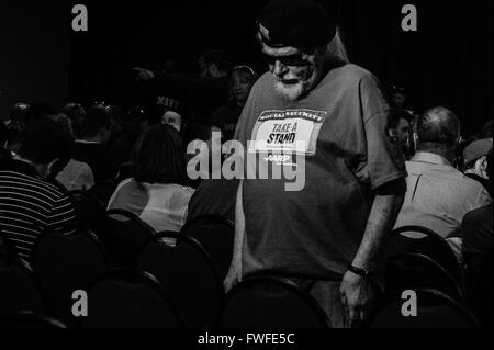 Janesville, Wisconsin, USA. 29. März 2016. Republikanische Präsidentschaftskandidat erschien am 29. März in Janesville, Wisconsin zu einer Kundgebung vor der Erststimmen 5. April 2016. Anti-Trump Demonstranten und Trump Fans gegenüber gegenseitig während Herr Trump seine Rede vor eintausend Teilnehmer gab. © Axelle Horstmann/ZUMA Draht/Alamy Live-Nachrichten Stockfoto