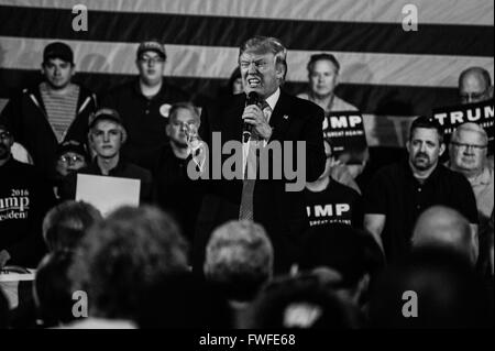 Janesville, Wisconsin, USA. 29. März 2016. Republikanische Präsidentschaftskandidat erschien am 29. März in Janesville, Wisconsin zu einer Kundgebung vor der Erststimmen 5. April 2016. Anti-Trump Demonstranten und Trump Fans gegenüber gegenseitig während Herr Trump seine Rede vor eintausend Teilnehmer gab. © Axelle Horstmann/ZUMA Draht/Alamy Live-Nachrichten Stockfoto