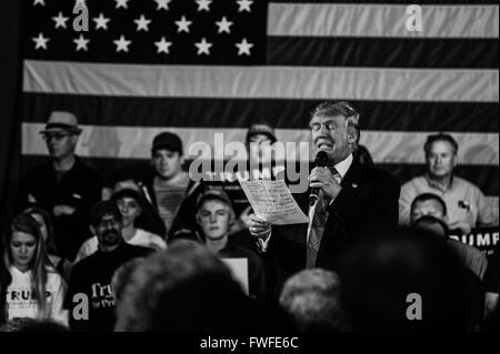 Janesville, Wisconsin, USA. 29. März 2016. Republikanische Präsidentschaftskandidat erschien am 29. März in Janesville, Wisconsin zu einer Kundgebung vor der Erststimmen 5. April 2016. Anti-Trump Demonstranten und Trump Fans gegenüber gegenseitig während Herr Trump seine Rede vor eintausend Teilnehmer gab. © Axelle Horstmann/ZUMA Draht/Alamy Live-Nachrichten Stockfoto