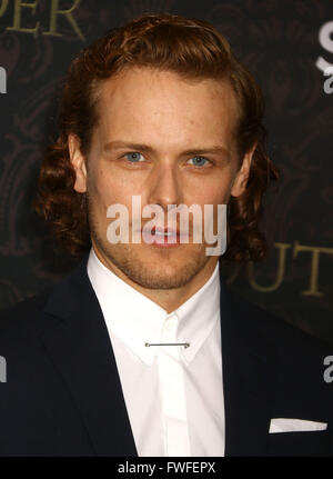 New York, USA. 4. April 2016. Schauspieler SAM HEUGHAN besucht die New Yorker Premiere von "Outlander" Season Two statt am Museum of Natural History. Bildnachweis: Nancy Kaszerman/ZUMA Draht/Alamy Live-Nachrichten Stockfoto