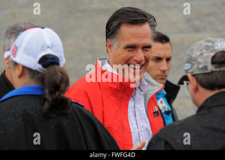 26. Februar 2012 - Daytona Beach, Fla, USA - Mitt Romey vor dem Daytona 500 auf dem Daytona International Speedway am 26. Februar 2012 in Daytona Beach, Florida... ZUMA PRESS/Scott A. Miller. (Kredit-Bild: © Scott A. Miller über ZUMA Draht) Stockfoto