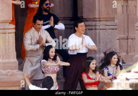 Jodhpur, Indien. 5. April 2016. Internationalen Action-Star Jackie Chan, Bollywood-Schauspieler Sonu Sood, Disha Patani und Amrya Dastur tanzen während sie schießen für kommenden Film "Kung Fu Yoga" im Mandor Garden in Jodhpur, Rajasthan geben. Bildnachweis: Sunil Verma/Pacific Press/Alamy Live-Nachrichten Stockfoto