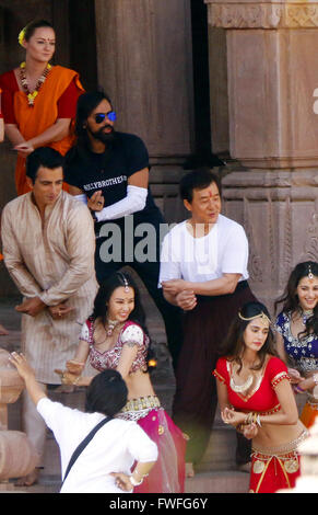 Jodhpur, Indien. 5. April 2016. Internationalen Action-Star Jackie Chan, Bollywood-Schauspieler Sonu Sood, Disha Patani und Amrya Dastur tanzen während sie schießen für kommenden Film "Kung Fu Yoga" im Mandor Garden in Jodhpur, Rajasthan geben. Bildnachweis: Sunil Verma/Pacific Press/Alamy Live-Nachrichten Stockfoto