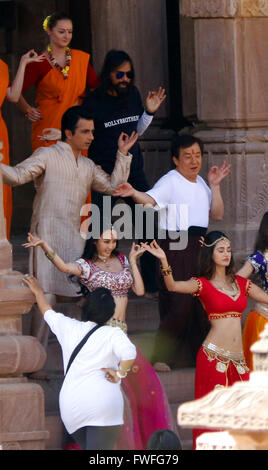 Jodhpur, Indien. 5. April 2016. Internationalen Action-Star Jackie Chan, Bollywood-Schauspieler Sonu Sood, Disha Patani und Amrya Dastur tanzen während sie schießen für kommenden Film "Kung Fu Yoga" im Mandor Garden in Jodhpur, Rajasthan geben. Bildnachweis: Sunil Verma/Pacific Press/Alamy Live-Nachrichten Stockfoto