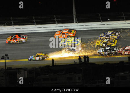 10. Dezember 2011 schießen - Daytona Beach, Fla, USA - Flammen aus dem Auto des Sprint Cup Series Treiber Kyle Busch (18), während das Budweiser Shootout auf dem Daytona International Speedway am 18. Februar 2012 in Daytona Beach, Florida... ZUMA PRESS/Scott A. Miller (Kredit-Bild: © Scott A. Miller über ZUMA Draht) Stockfoto