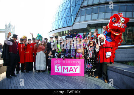 Rathaus, London, UK. 5. April 2016. Der Countdown für London Bürgermeisterwahlen, Gruppen von Londonern aus jeden Alters und Herkunft, darunter Vertreter von Chelsea Rentner, chinesische Drachen, Pearly Kings and Queens, weiter bringt Notting Hill Carnival und Tower Hamlets Kekoa Kinder-Fußball-Nationalmannschaft Farbe halten Plakate hoch, Rechtschreibung aus Wahlen ab dem 5. Mai 2016 vor dem Rathaus. Bildnachweis: Dinendra Haria/Alamy Live-Nachrichten Stockfoto