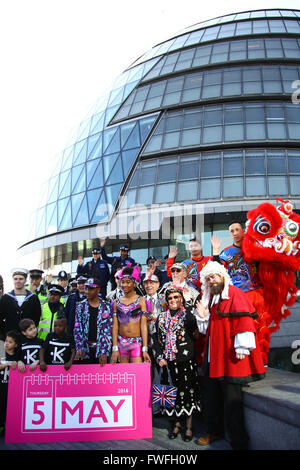 Rathaus, London, UK. 5. April 2016. Der Countdown für London Bürgermeisterwahlen, Gruppen von Londonern aus jeden Alters und Herkunft, darunter Vertreter von Chelsea Rentner, chinesische Drachen, Pearly Kings and Queens, weiter bringt Notting Hill Carnival und Tower Hamlets Kekoa Kinder-Fußball-Nationalmannschaft Farbe halten Plakate hoch, Rechtschreibung aus Wahlen ab dem 5. Mai 2016 vor dem Rathaus. Bildnachweis: Dinendra Haria/Alamy Live-Nachrichten Stockfoto