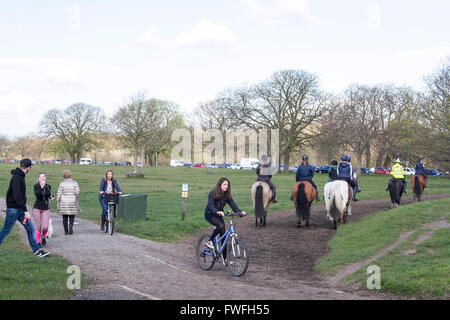 Wimbledon London, UK. 5. April 2016. Reiter auf Wimbledon Common an einem sonnigen Frühlingstag wie Temperaturen Aussehen legen Sie auf 18 Grad Celsius Credit: Amer Ghazzal/Alamy Live-Nachrichten Stockfoto