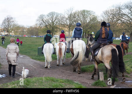 Wimbledon London, UK. 5. April 2016. Reiter auf Wimbledon Common an einem sonnigen Frühlingstag wie Temperaturen Aussehen legen Sie auf 18 Grad Celsius Credit: Amer Ghazzal/Alamy Live-Nachrichten Stockfoto