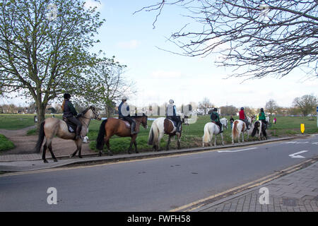 Wimbledon London, UK. 5. April 2016. Reiter auf Wimbledon Common an einem sonnigen Frühlingstag wie Temperaturen Aussehen legen Sie auf 18 Grad Celsius Credit: Amer Ghazzal/Alamy Live-Nachrichten Stockfoto