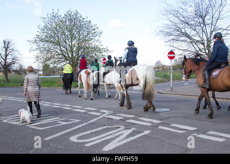 Wimbledon London, UK. 5. April 2016. Reiter auf Wimbledon Common an einem sonnigen Frühlingstag wie Temperaturen Aussehen legen Sie auf 18 Grad Celsius Credit: Amer Ghazzal/Alamy Live-Nachrichten Stockfoto