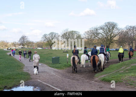 Wimbledon London, UK. 5. April 2016. Reiter auf Wimbledon Common an einem sonnigen Frühlingstag wie Temperaturen Aussehen legen Sie auf 18 Grad Celsius Credit: Amer Ghazzal/Alamy Live-Nachrichten Stockfoto